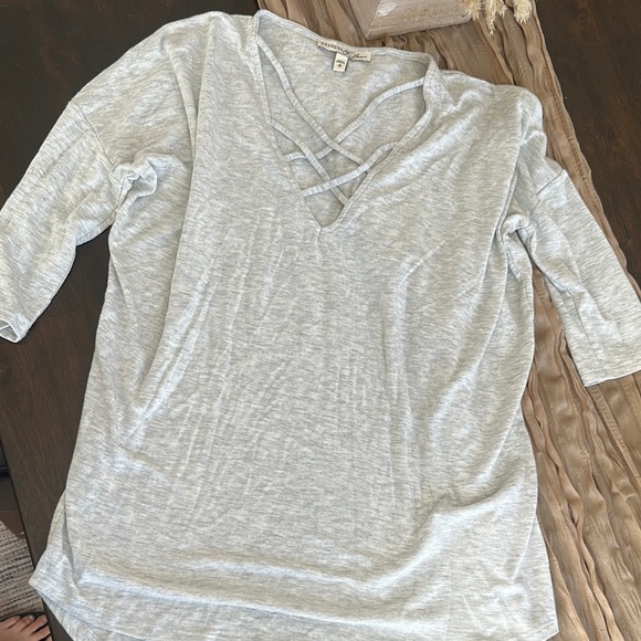 Express Light Gray Short Sleeve Top w/Crisscross Neckline-Excellent Condition - Picture 1 of 4